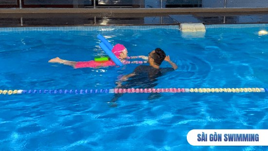  Giáo viên đang hướng dẫn bé tập bơi sải ở Quận Tân Bình